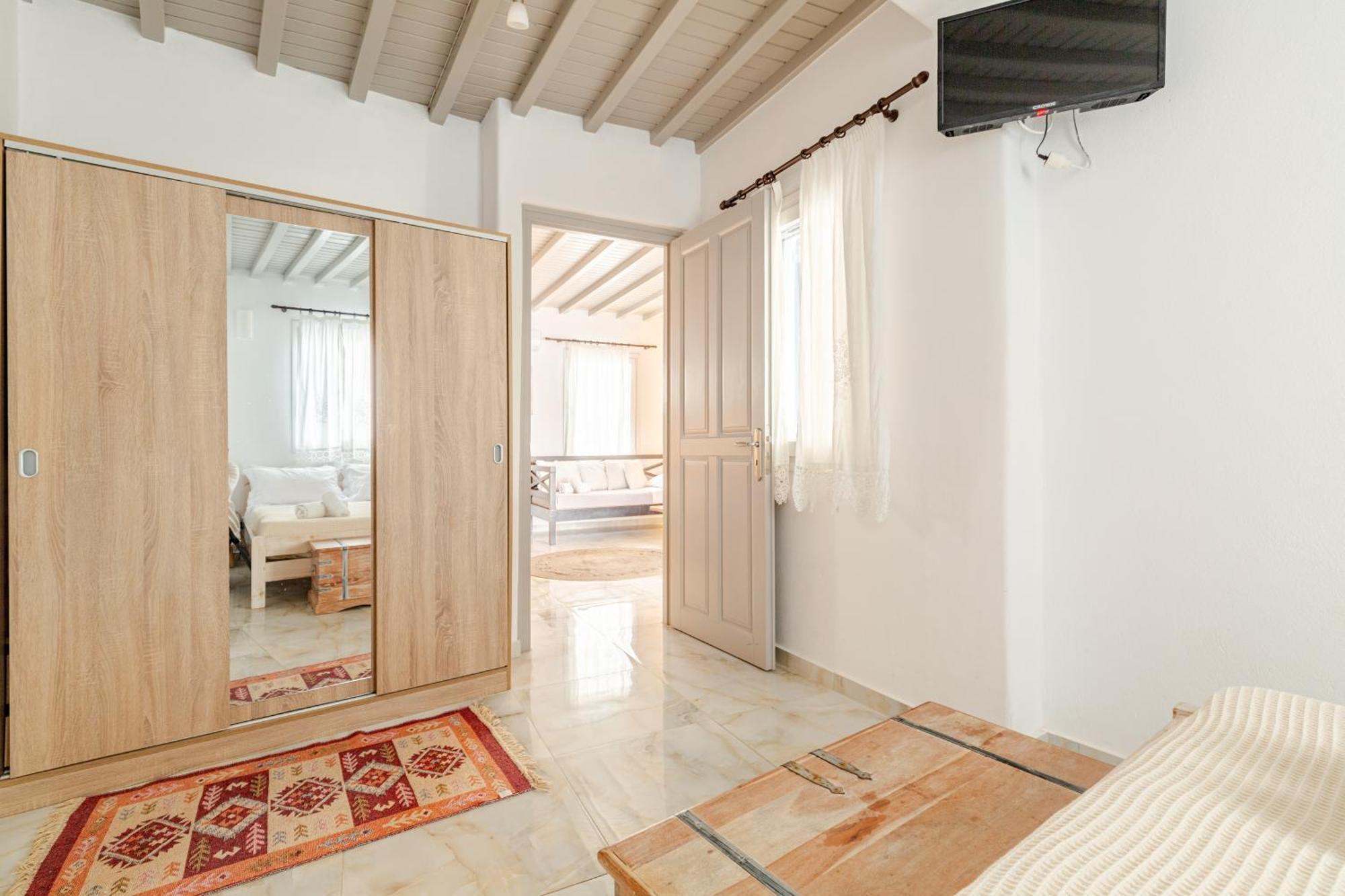 Elenitas Beach House In Ornos Экстерьер фото
